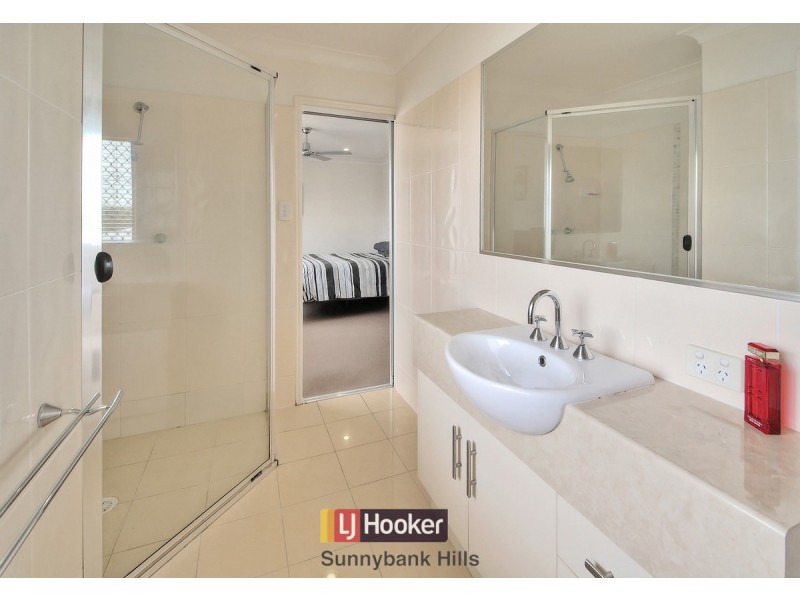 22 Charlton Place, Regents Park QLD 4118