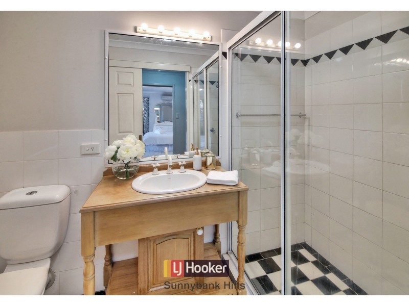 4 Lexington Place, Wishart QLD 4122