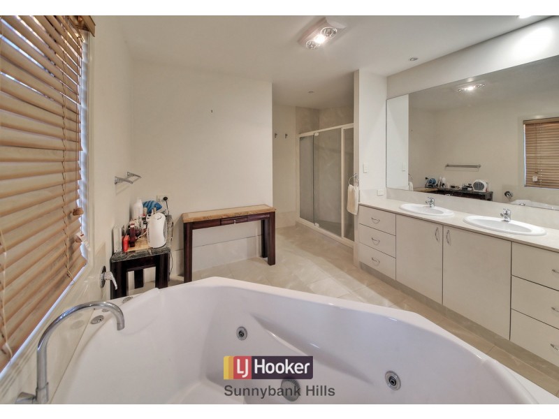 95 The Parkway, Stretton QLD 4116