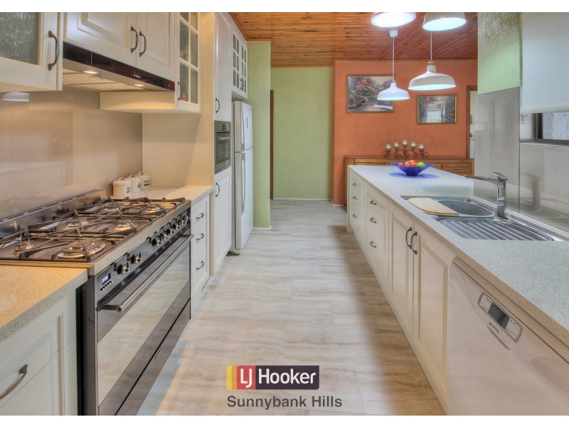 8 Carlos Street, Hillcrest QLD 4118