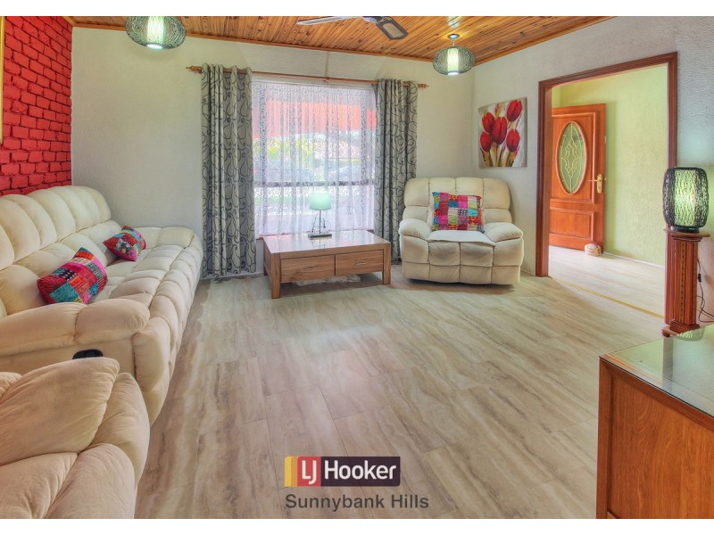 8 Carlos Street, Hillcrest QLD 4118