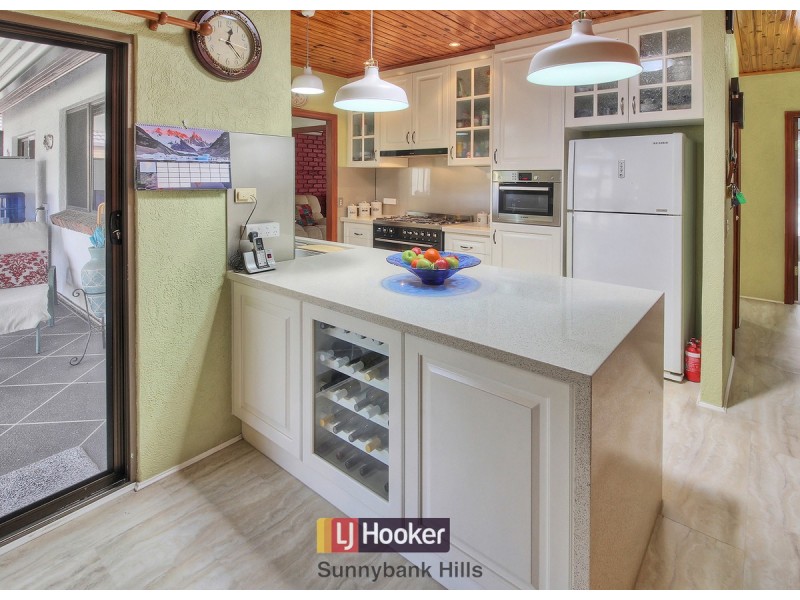 8 Carlos Street, Hillcrest QLD 4118