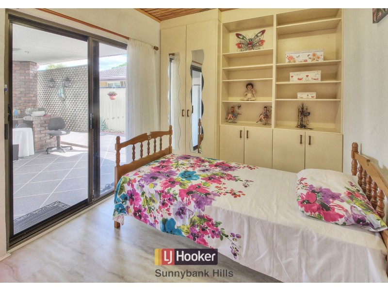 8 Carlos Street, Hillcrest QLD 4118