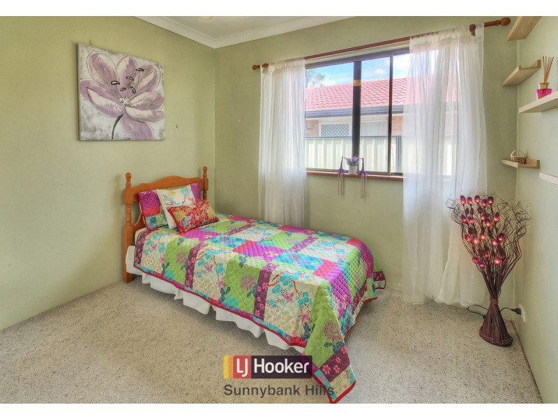 8 Carlos Street, Hillcrest QLD 4118