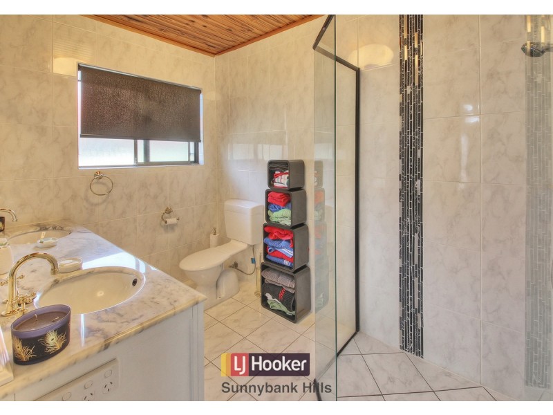 8 Carlos Street, Hillcrest QLD 4118