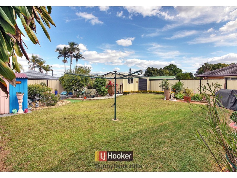 8 Carlos Street, Hillcrest QLD 4118