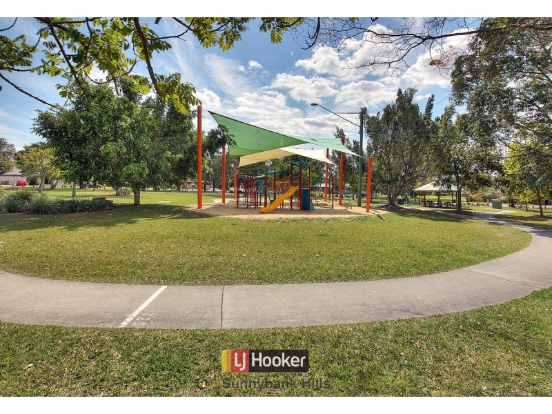 8 Carlos Street, Hillcrest QLD 4118