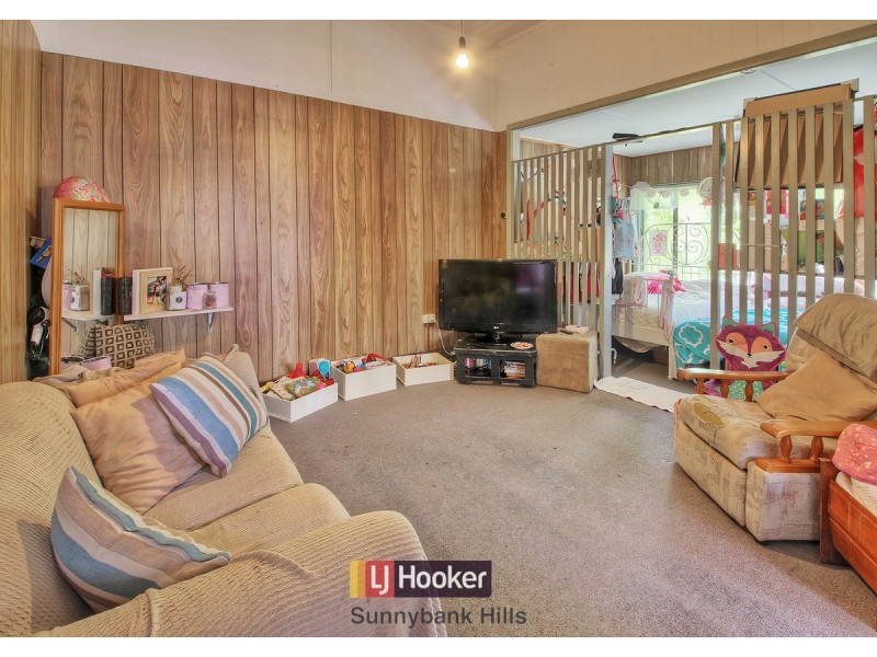 17 Woodford Street, Holland Park West QLD 4121