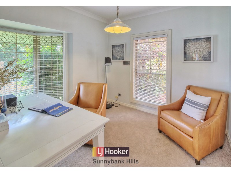 11 Peterleen Street, Robertson QLD 4109