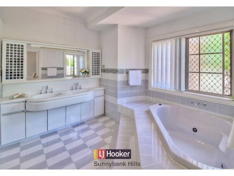 11 Peterleen Street, Robertson QLD 4109