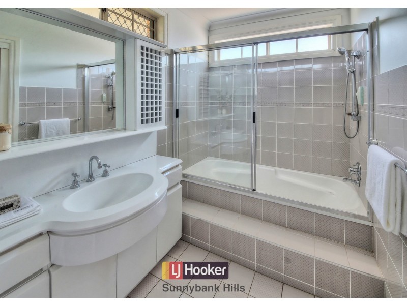 11 Peterleen Street, Robertson QLD 4109