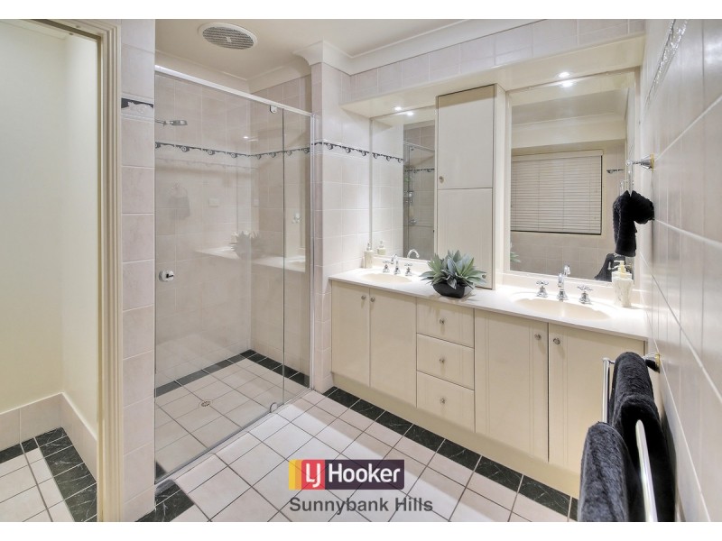 35 Eaton Place, Wishart QLD 4122