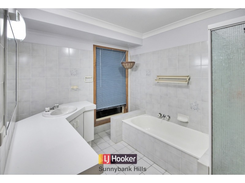 4 Coolidge Court, Stretton QLD 4116