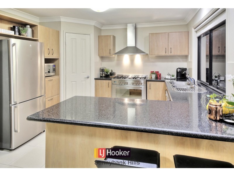 2 Azzure Street, Eight Mile Plains QLD 4113