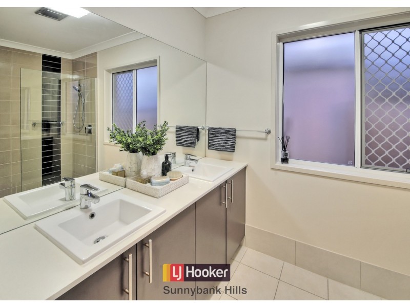 96 Oak Place, Mackenzie QLD 4156