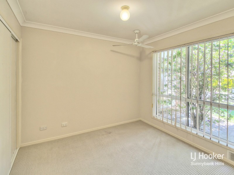 8 Magnolia Grove, Robertson QLD 4109