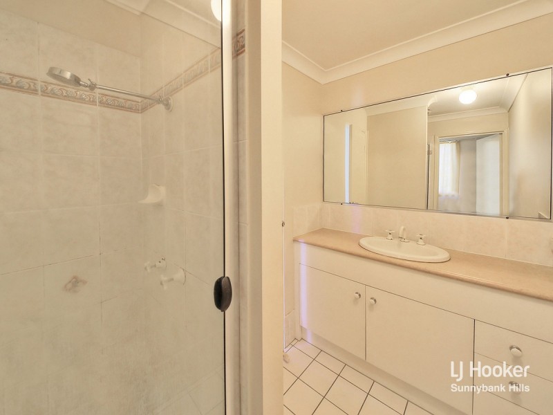 8 Magnolia Grove, Robertson QLD 4109