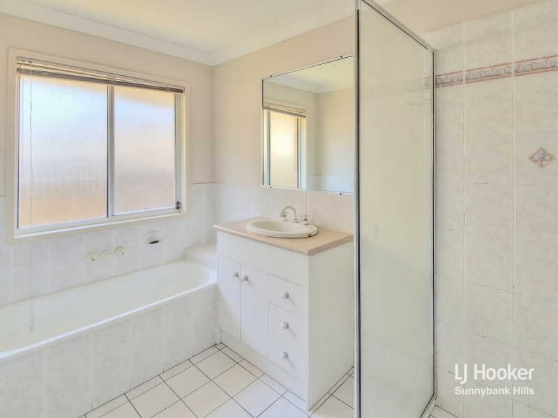 8 Magnolia Grove, Robertson QLD 4109