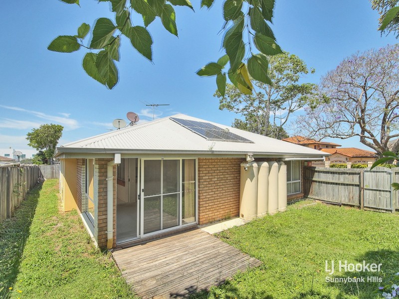 8 Magnolia Grove, Robertson QLD 4109