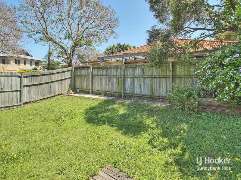 8 Magnolia Grove, Robertson QLD 4109
