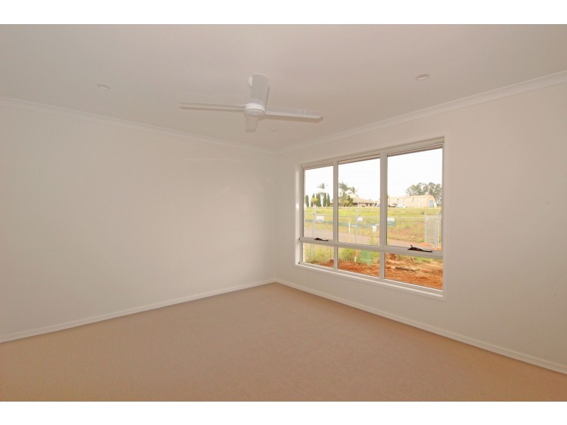 16 Parkway Street, Kuraby QLD 4112