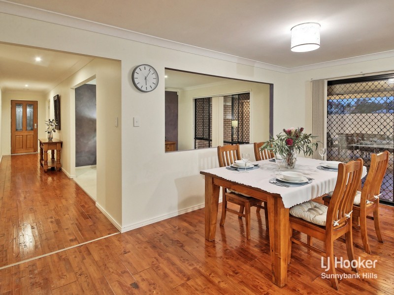 8 Woodlark Crescent, Parkinson QLD 4115