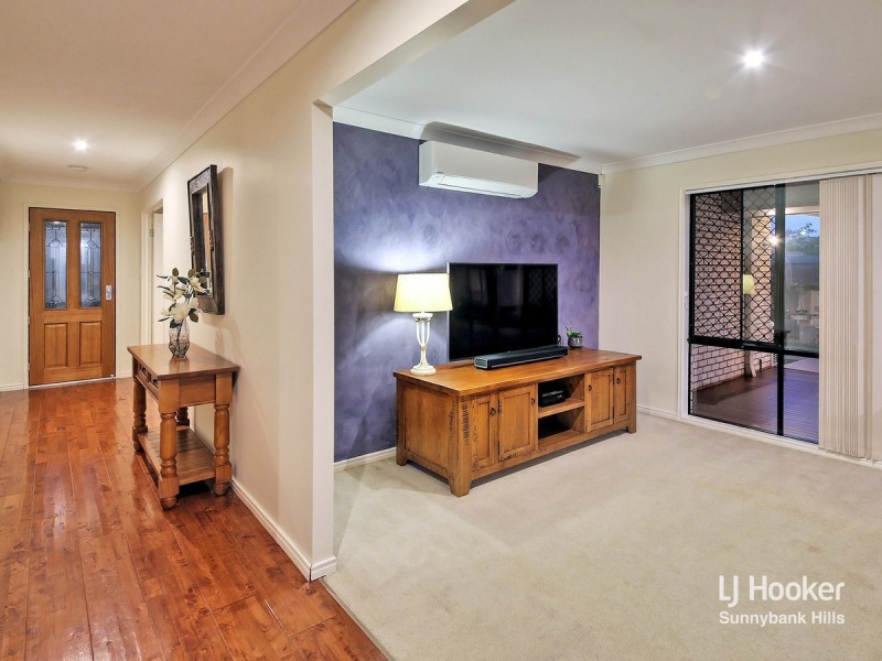 8 Woodlark Crescent, Parkinson QLD 4115