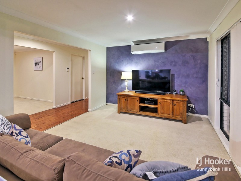 8 Woodlark Crescent, Parkinson QLD 4115