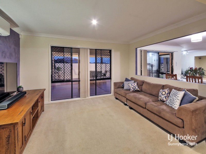 8 Woodlark Crescent, Parkinson QLD 4115