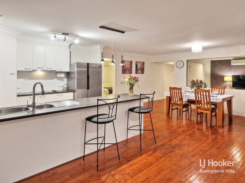 8 Woodlark Crescent, Parkinson QLD 4115