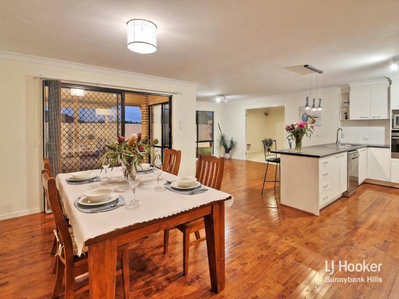 8 Woodlark Crescent, Parkinson QLD 4115
