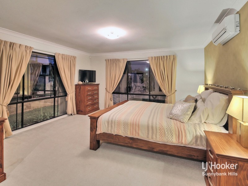 8 Woodlark Crescent, Parkinson QLD 4115