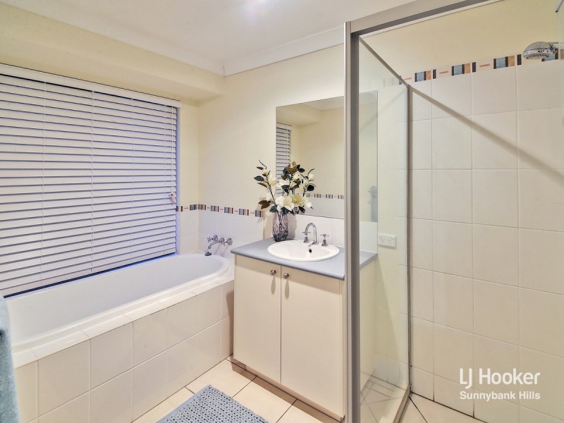 8 Woodlark Crescent, Parkinson QLD 4115