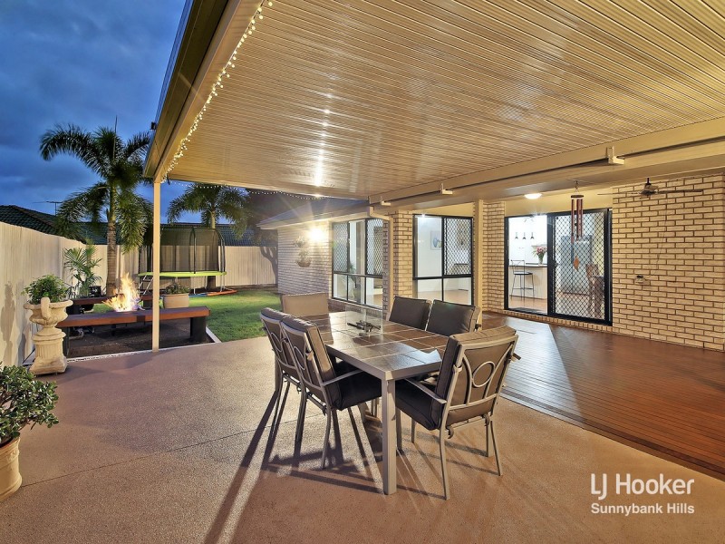 8 Woodlark Crescent, Parkinson QLD 4115