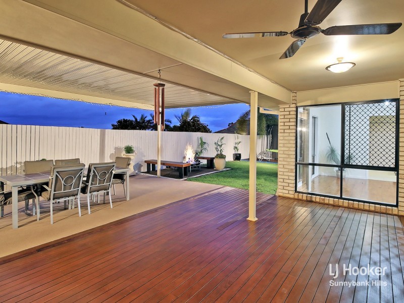 8 Woodlark Crescent, Parkinson QLD 4115