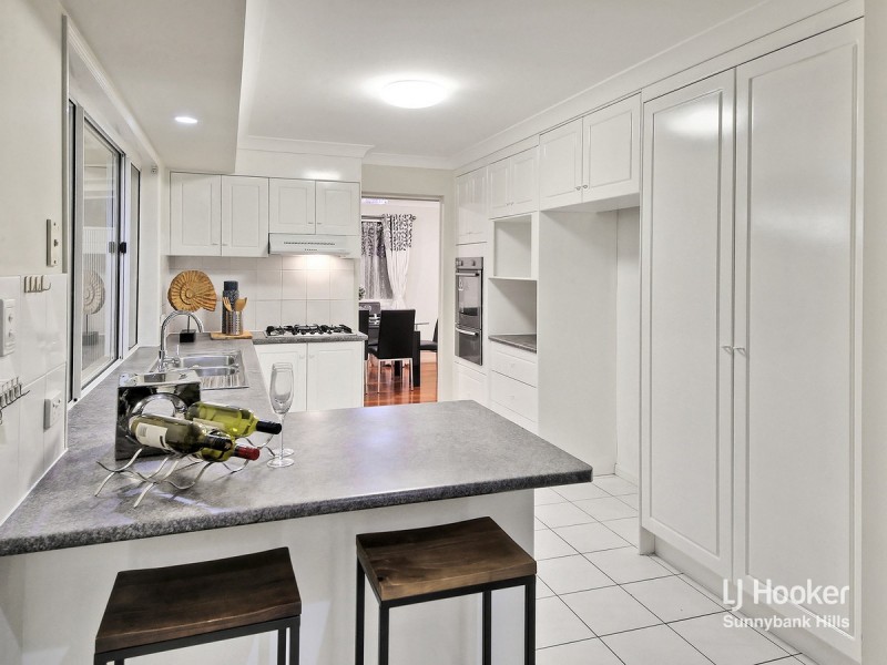 8 Swan Lake Crescent, Calamvale QLD 4116