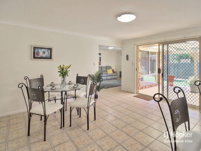 8 Silverdell Crescent, Parkinson QLD 4115