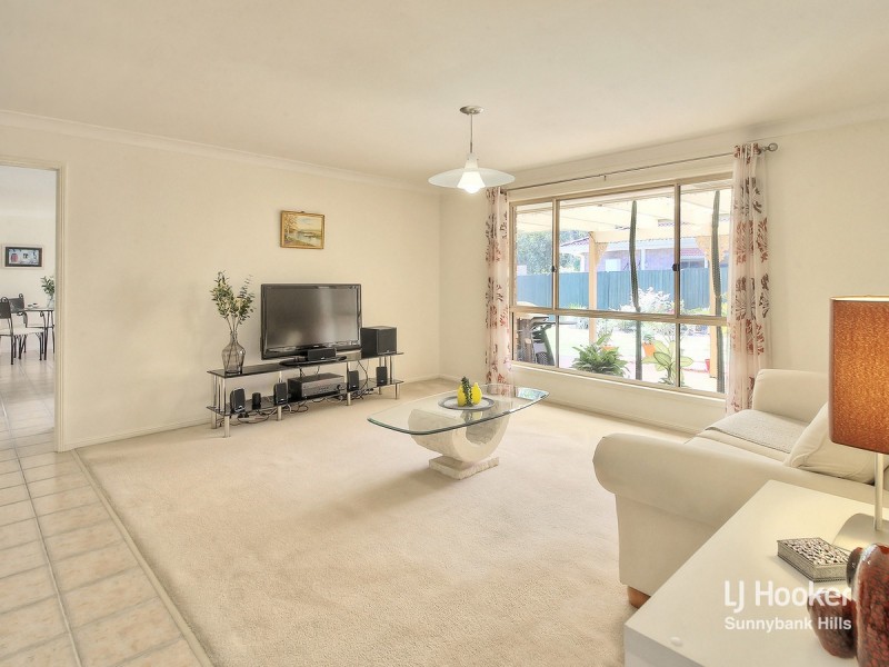 8 Silverdell Crescent, Parkinson QLD 4115