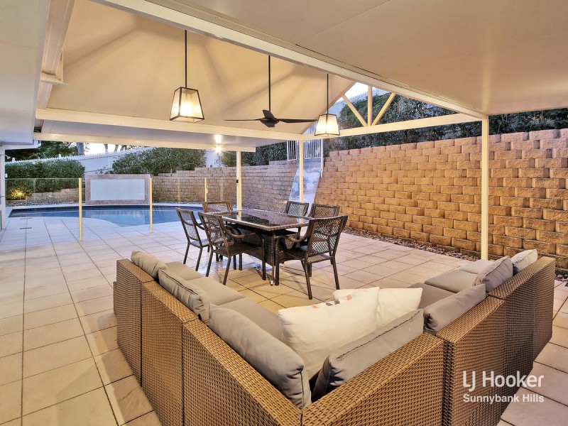 2 Portmarnock Way, Carindale QLD 4152