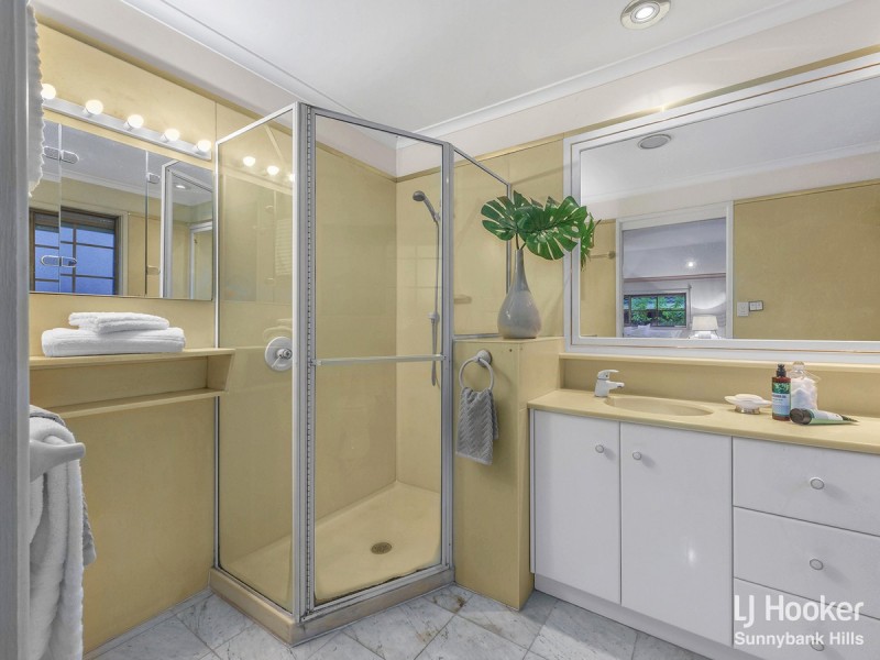 16 Sandringham Street, Mansfield QLD 4122