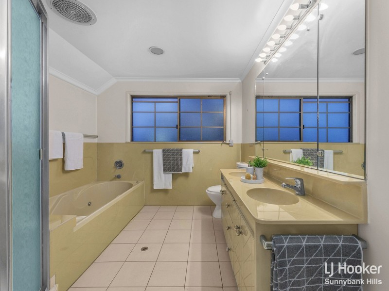 16 Sandringham Street, Mansfield QLD 4122