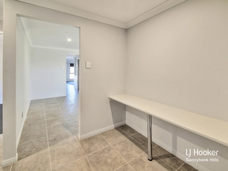 8 Fiveways Circuit, Park Ridge QLD 4125