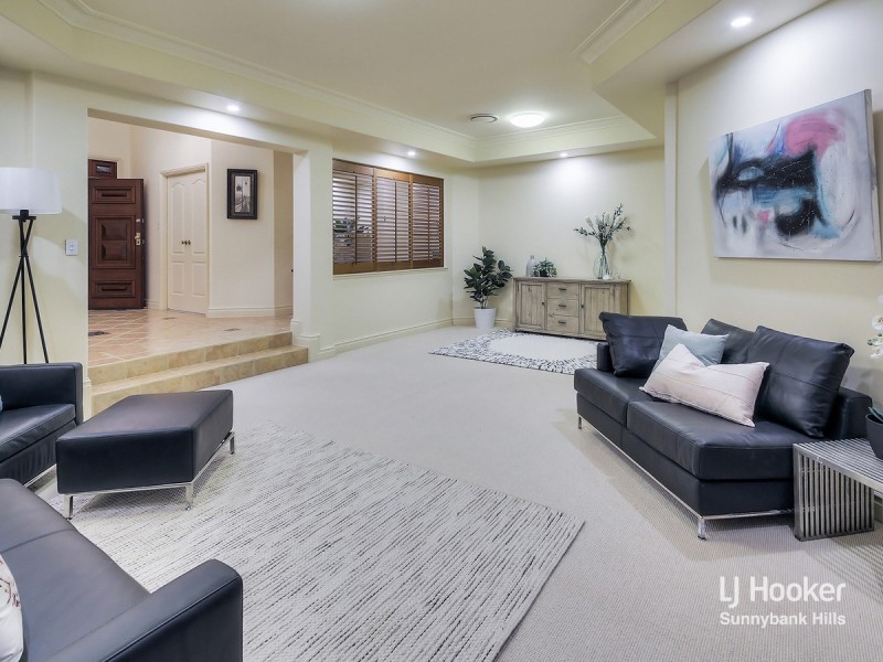 8 Cotswold Place, Wishart QLD 4122