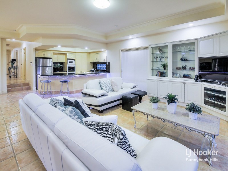 8 Cotswold Place, Wishart QLD 4122