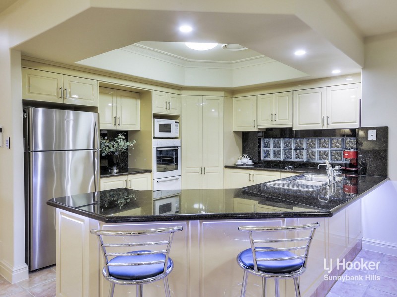 8 Cotswold Place, Wishart QLD 4122