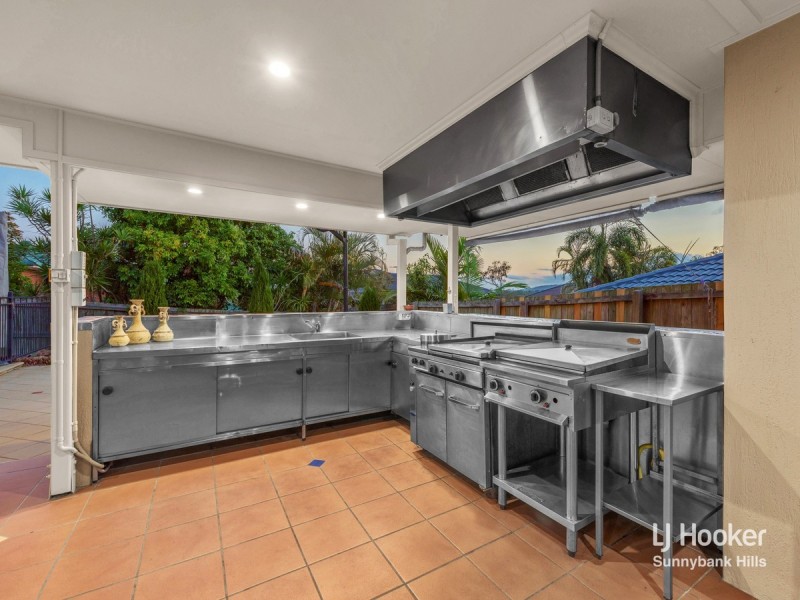 2 Golden Oak Crescent, Carindale QLD 4152