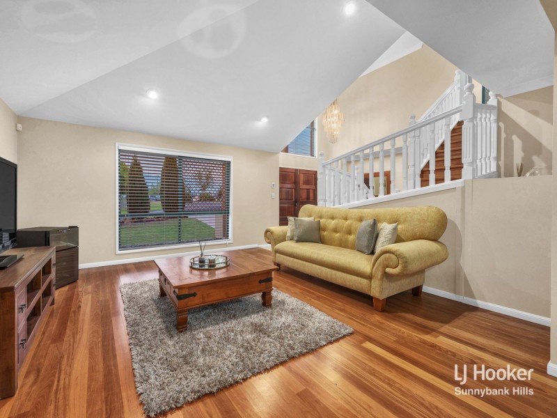 2 Golden Oak Crescent, Carindale QLD 4152