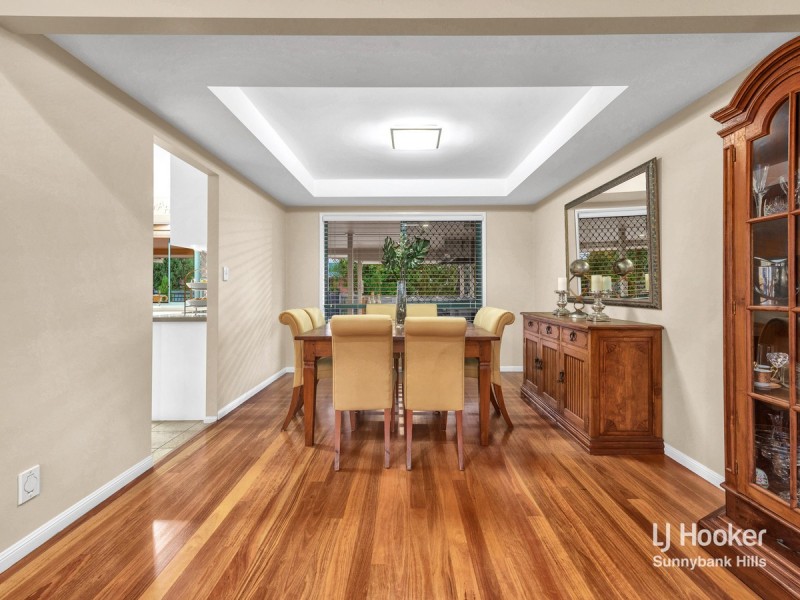 2 Golden Oak Crescent, Carindale QLD 4152