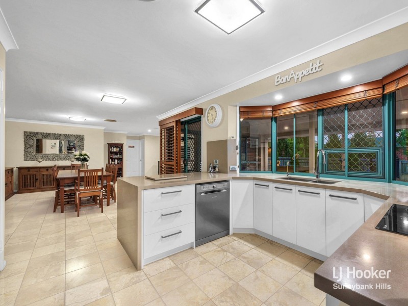 2 Golden Oak Crescent, Carindale QLD 4152