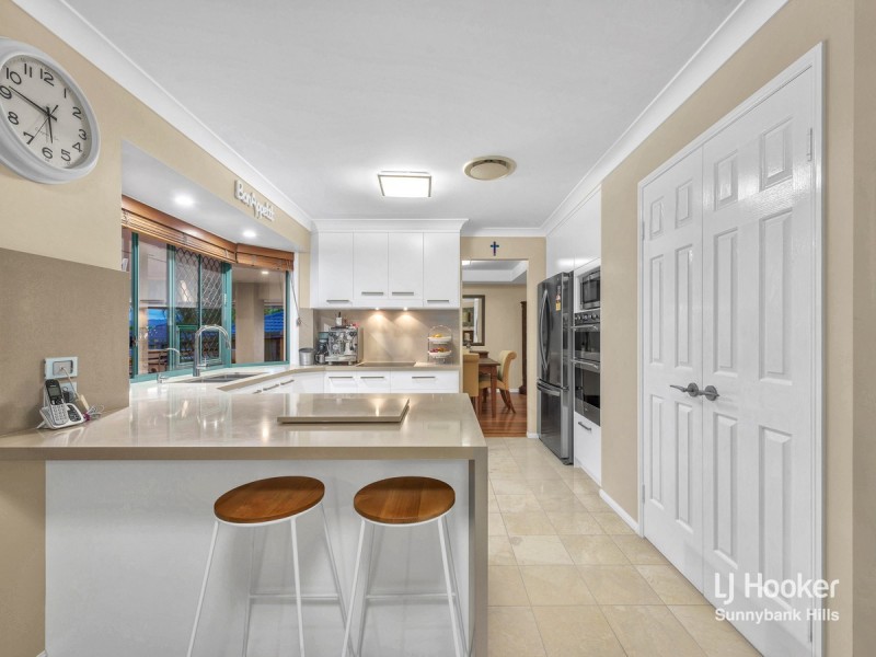 2 Golden Oak Crescent, Carindale QLD 4152